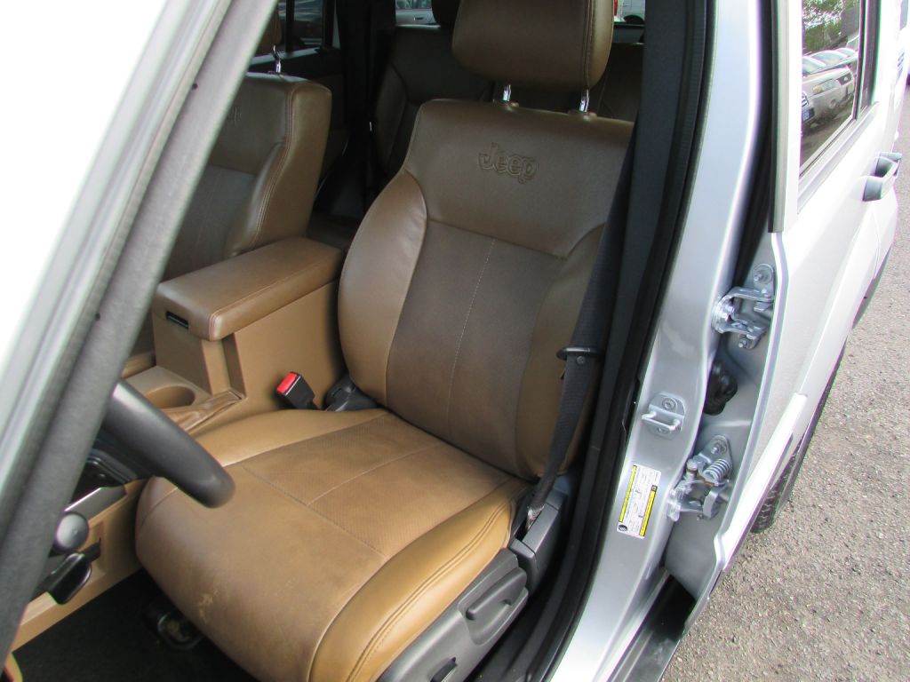 Photo 8 of this JEEP LIBERTY
