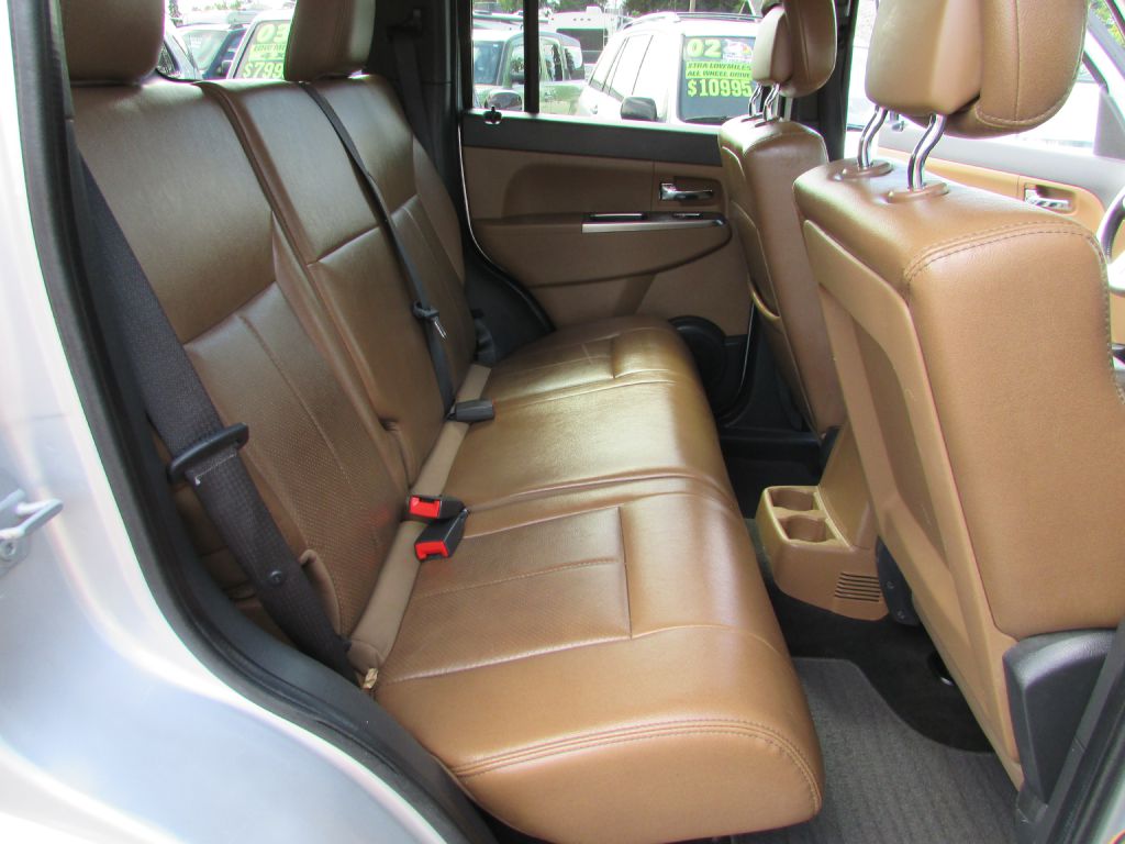 Photo 17 of this JEEP LIBERTY
