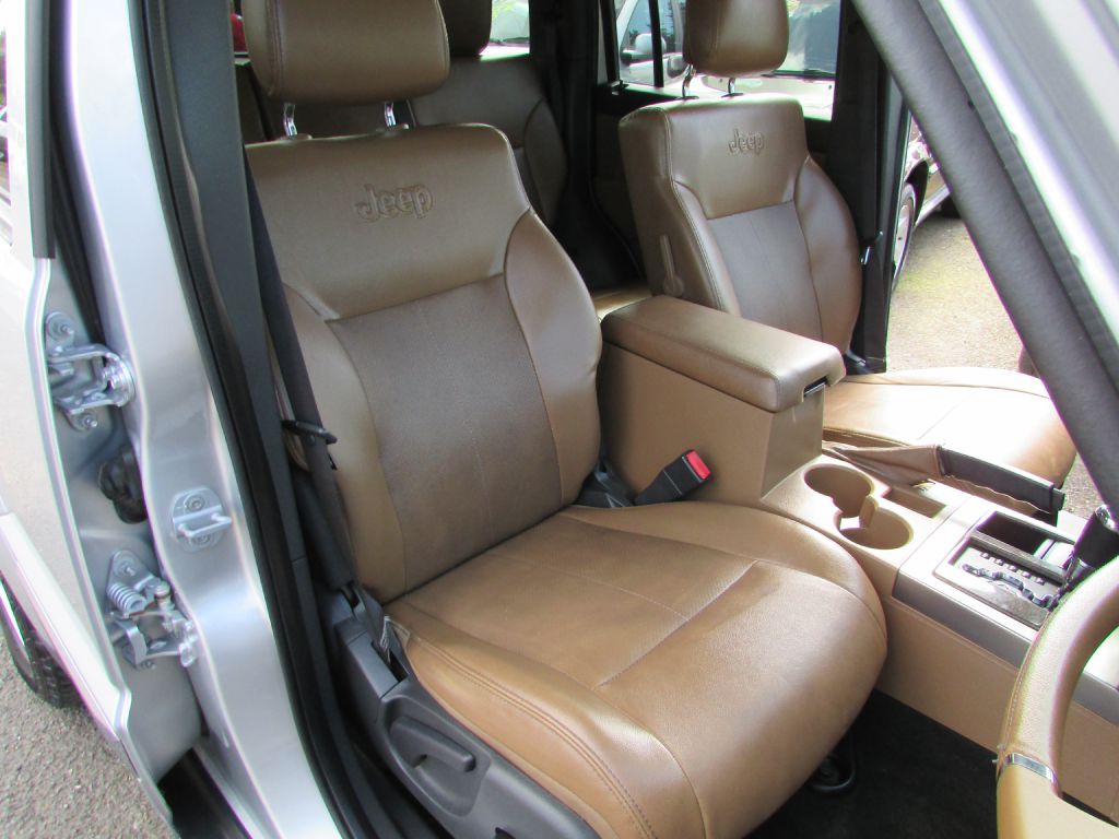 Photo 18 of this JEEP LIBERTY