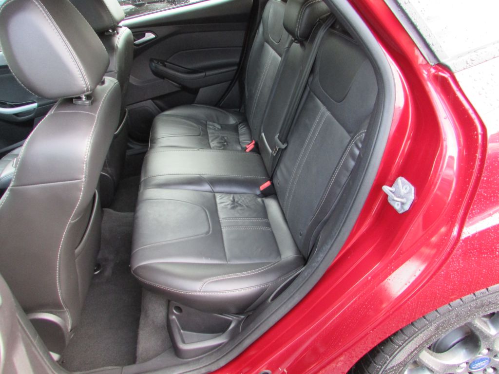 Photo 12 of this FORD FOCUS