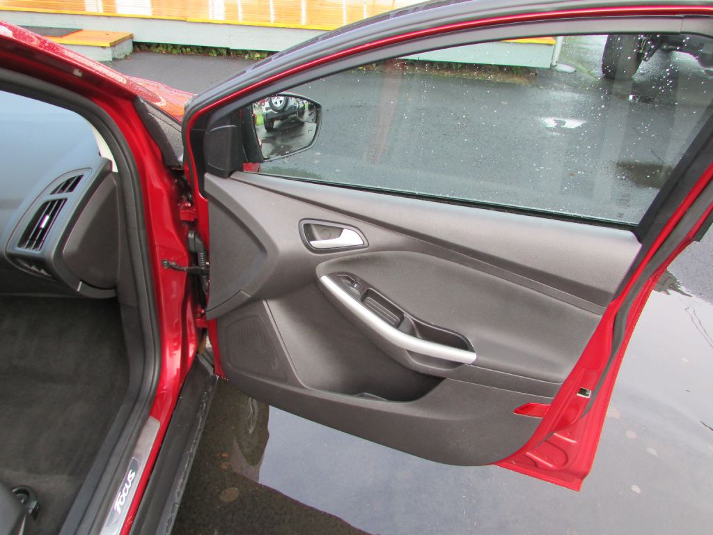 Photo 15 of this FORD FOCUS