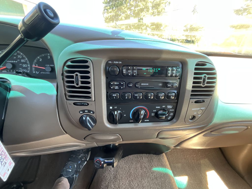 Photo 14 of this FORD F250 LARIAT