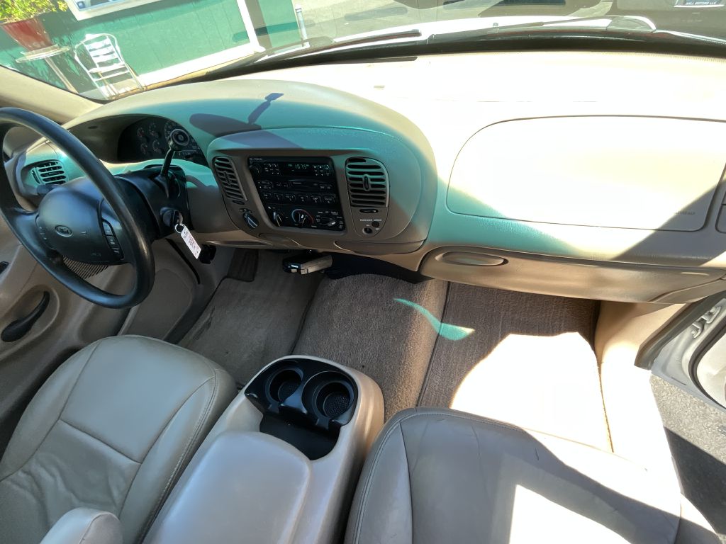 Photo 19 of this FORD F250 LARIAT
