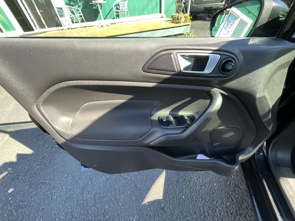 Photo 7 of this FORD FIESTA