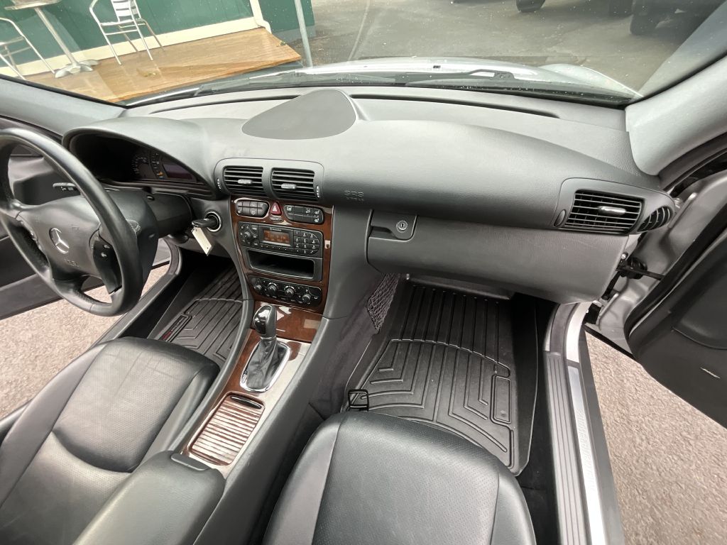 Photo 17 of this MERCEDES-BENZ C-CLASS