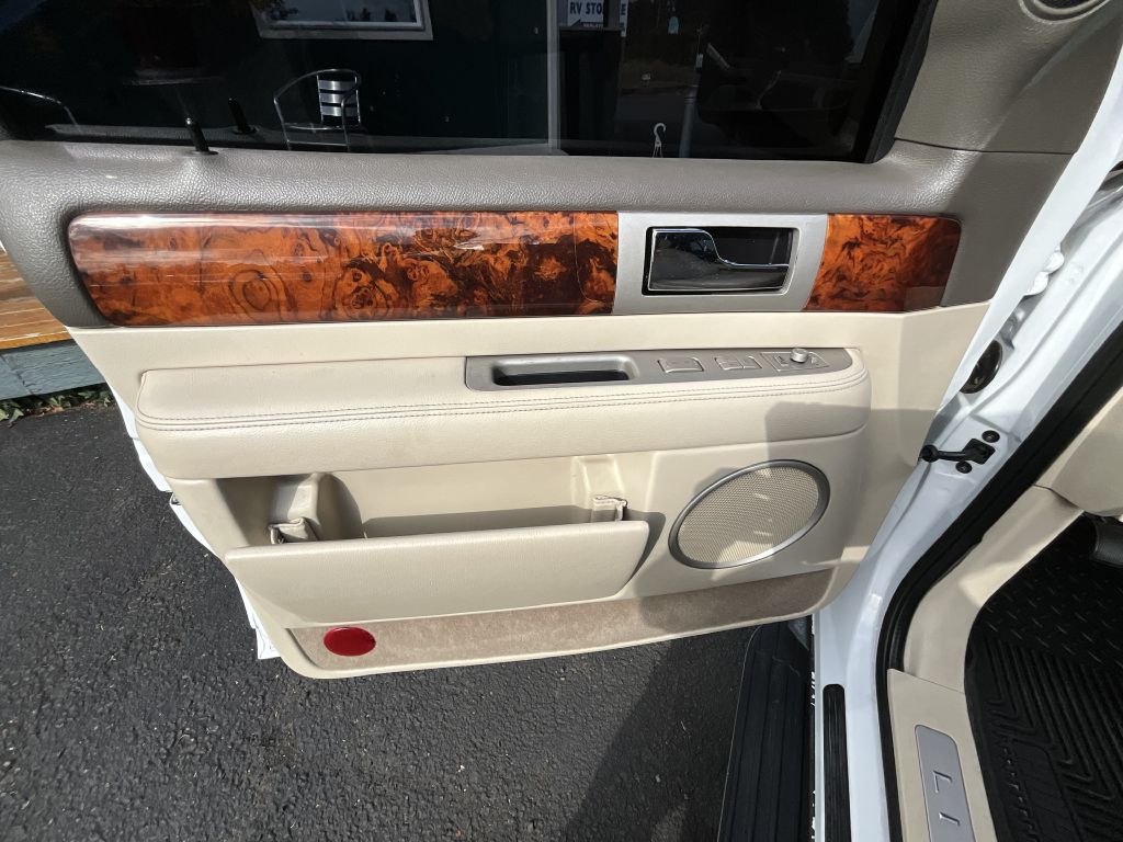 Photo 7 of this LINCOLN NAVIGATOR