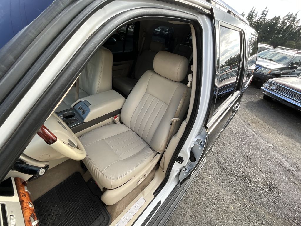 Photo 8 of this LINCOLN NAVIGATOR