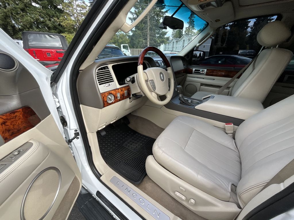 Photo 9 of this LINCOLN NAVIGATOR