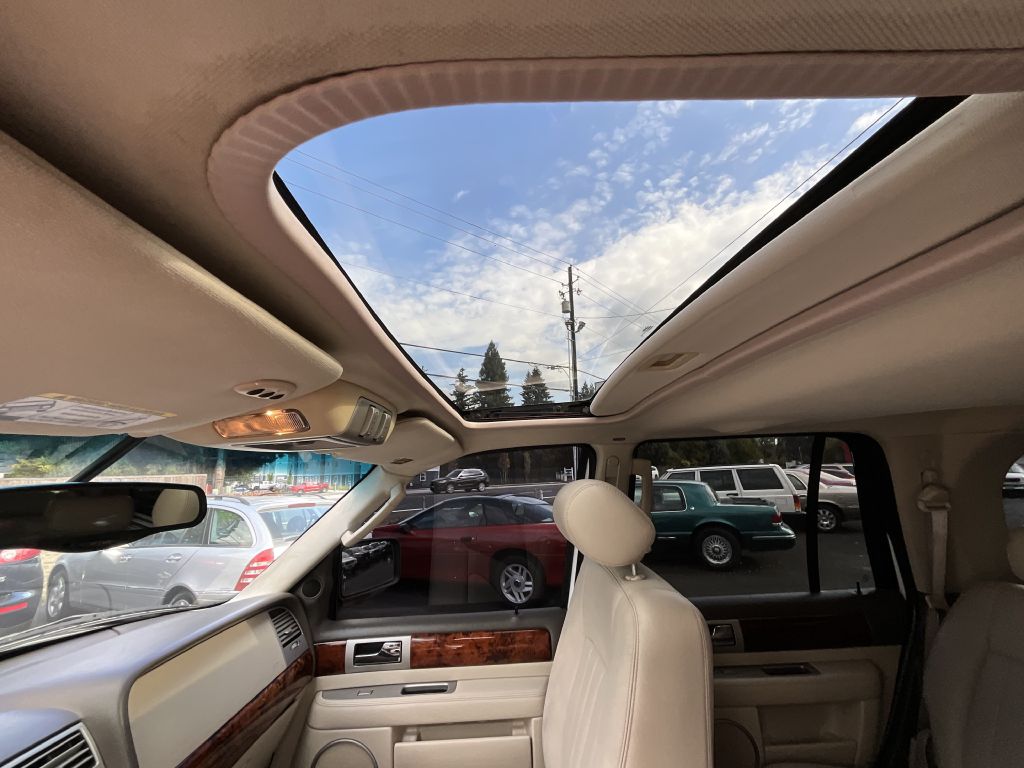 Photo 13 of this LINCOLN NAVIGATOR