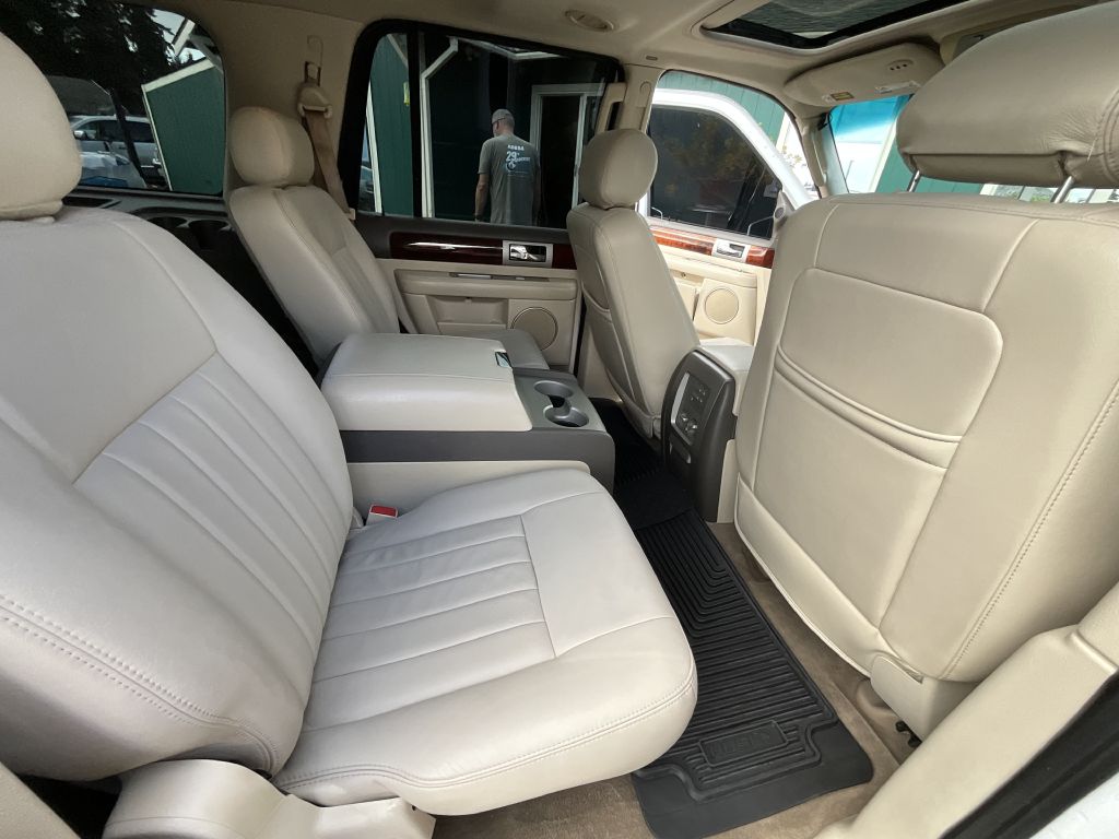 Photo 18 of this LINCOLN NAVIGATOR