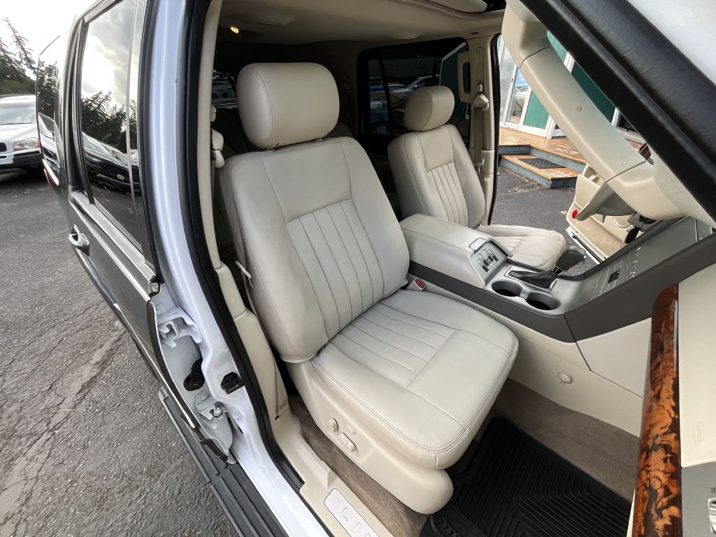 Photo 19 of this LINCOLN NAVIGATOR