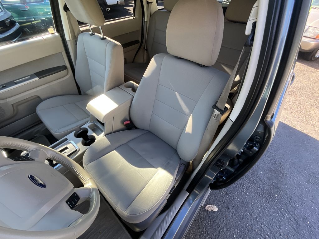 Photo 8 of this FORD ESCAPE