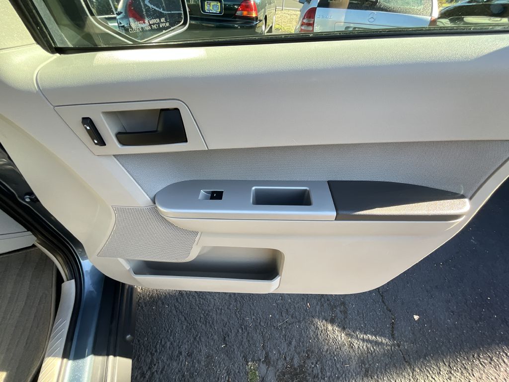 Photo 17 of this FORD ESCAPE