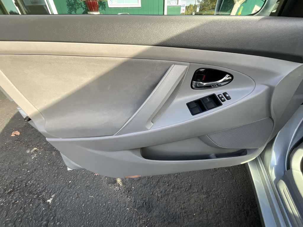 Photo 7 of this TOYOTA CAMRY LE