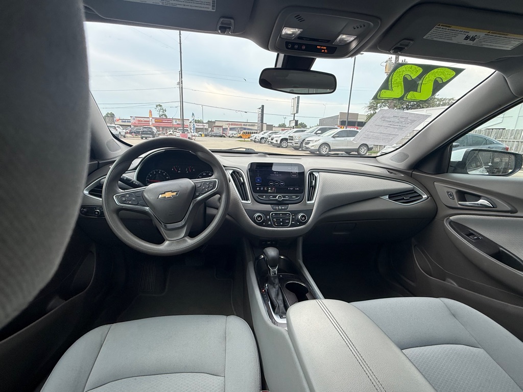 Photo 6 of this CHEVROLET MALIBU