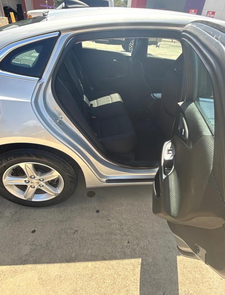 Photo 9 of this CHEVROLET MALIBU