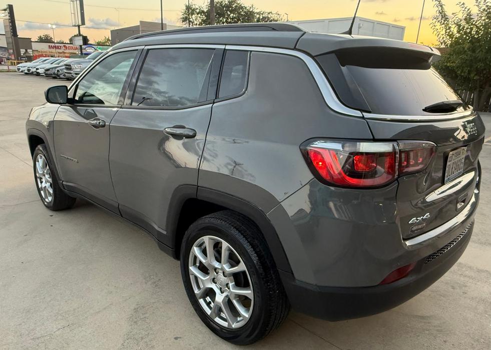 Photo 3 of this JEEP COMPASS