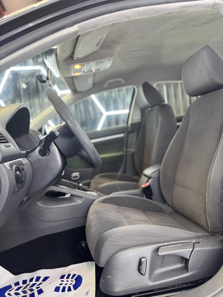 Photo 15 of this VOLKSWAGEN JETTA