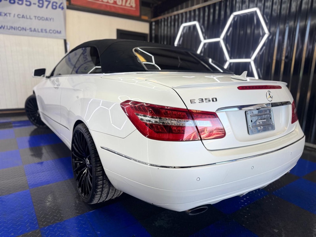 Photo 22 of this MERCEDES-BENZ E-CLASS