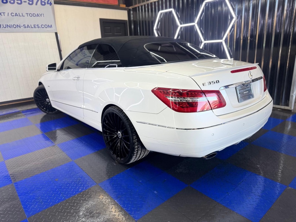 Photo 23 of this MERCEDES-BENZ E-CLASS