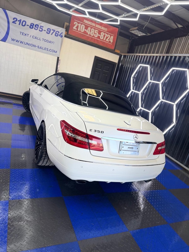 Photo 24 of this MERCEDES-BENZ E-CLASS