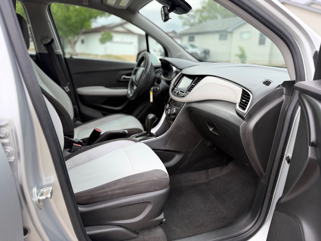 Photo 8 of this CHEVROLET TRAX