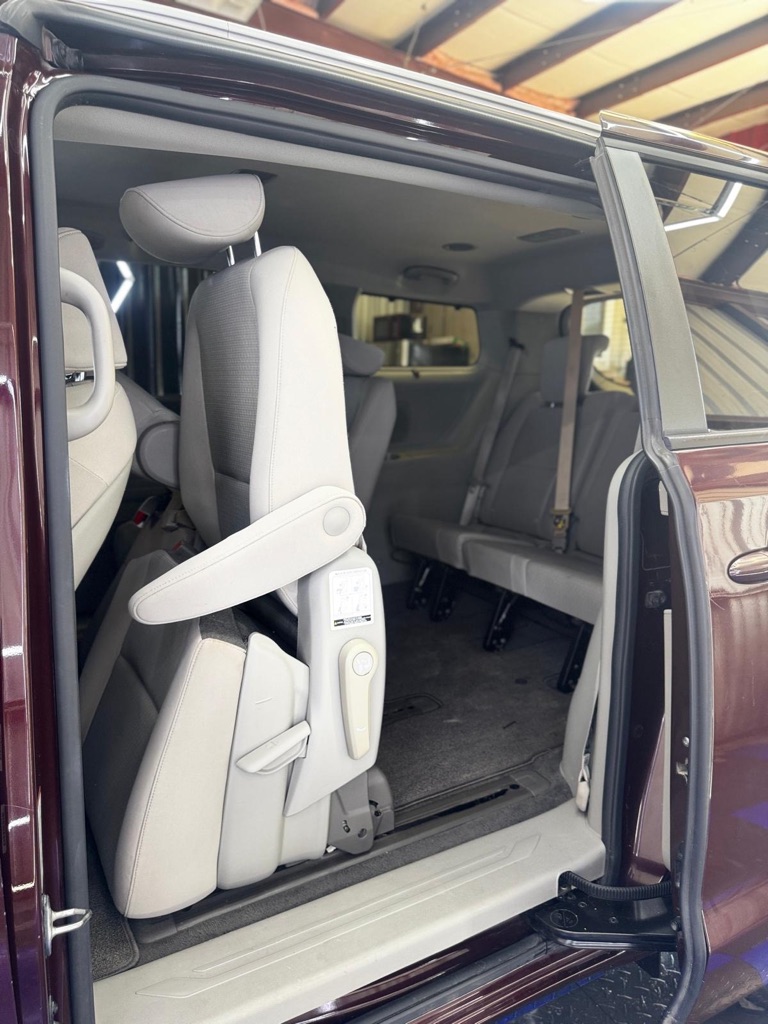 Photo 18 of this KIA SEDONA