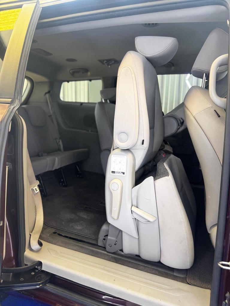 Photo 13 of this KIA SEDONA