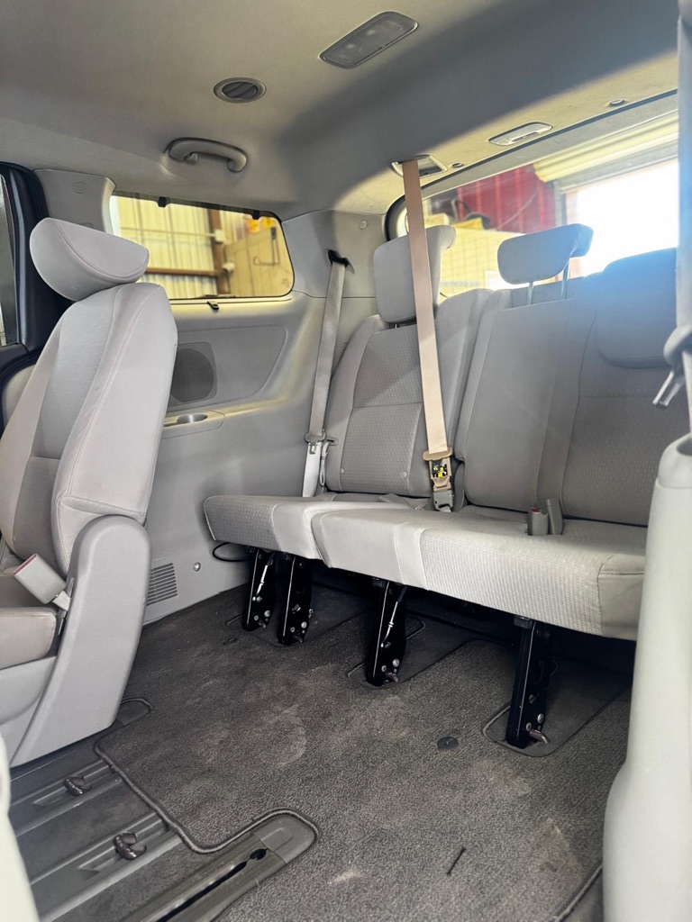 Photo 16 of this KIA SEDONA