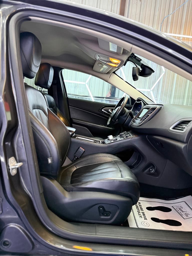 Photo 13 of this CHRYSLER 200