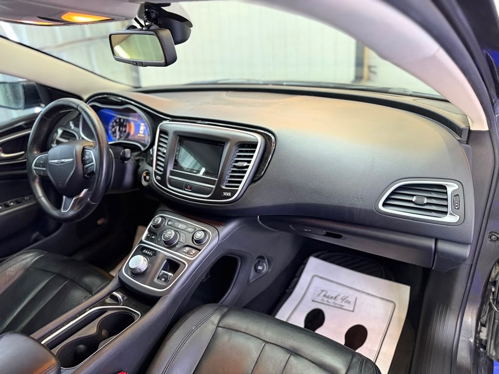 Photo 15 of this CHRYSLER 200