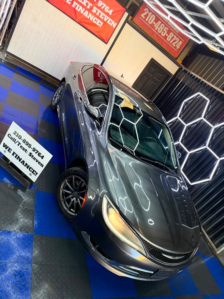 Photo 5 of this CHRYSLER 200