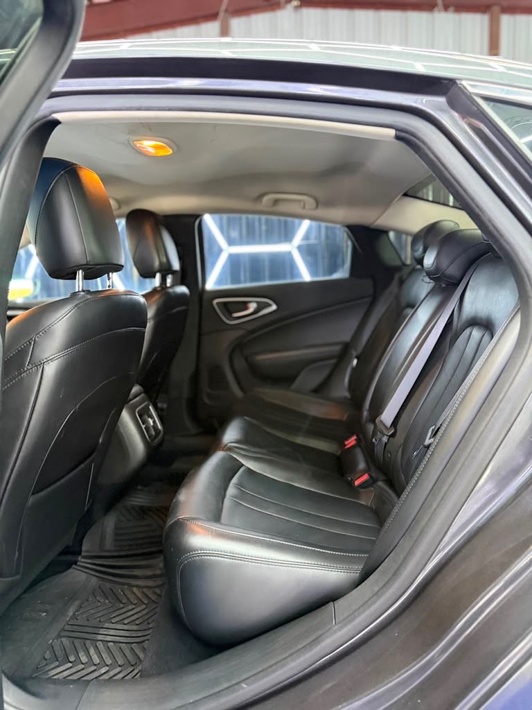 Photo 19 of this CHRYSLER 200