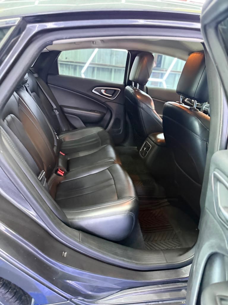 Photo 18 of this CHRYSLER 200