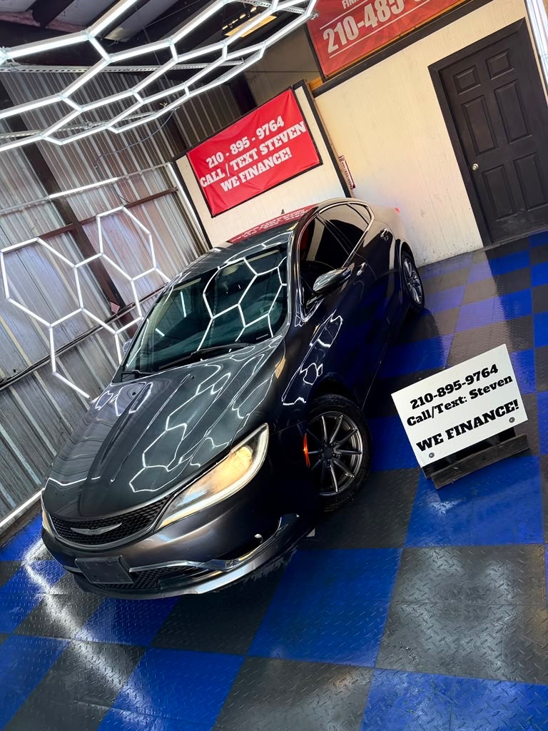 Photo 9 of this CHRYSLER 200