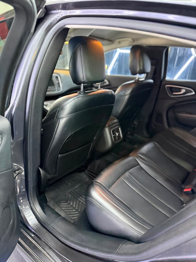 Photo 20 of this CHRYSLER 200