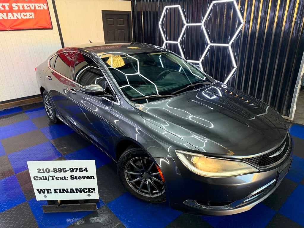 Photo 3 of this CHRYSLER 200