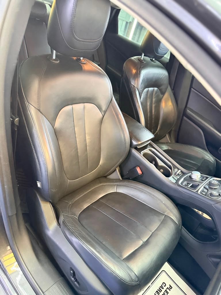 Photo 14 of this CHRYSLER 200