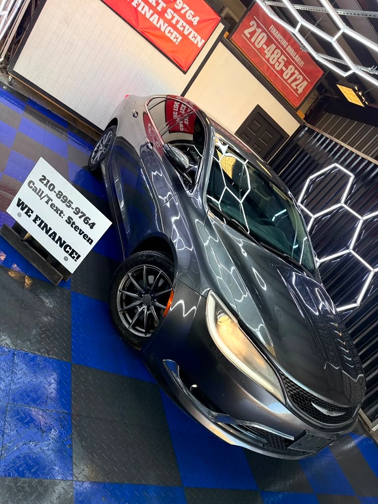 Photo 4 of this CHRYSLER 200