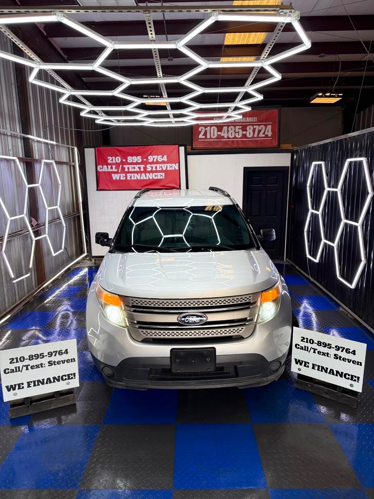 Photo 2 of this FORD EXPLORER