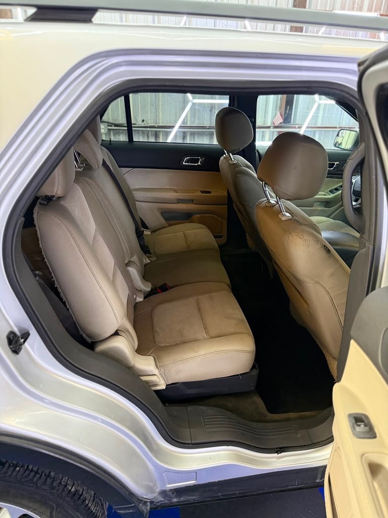 Photo 7 of this FORD EXPLORER