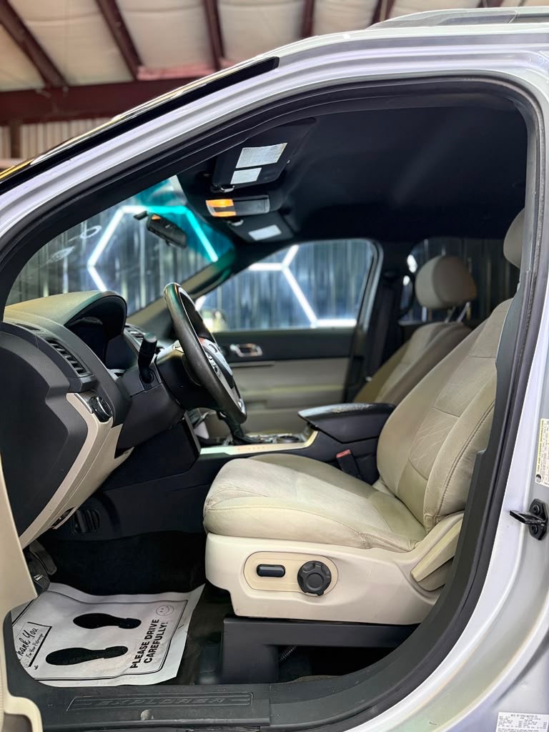 Photo 11 of this FORD EXPLORER