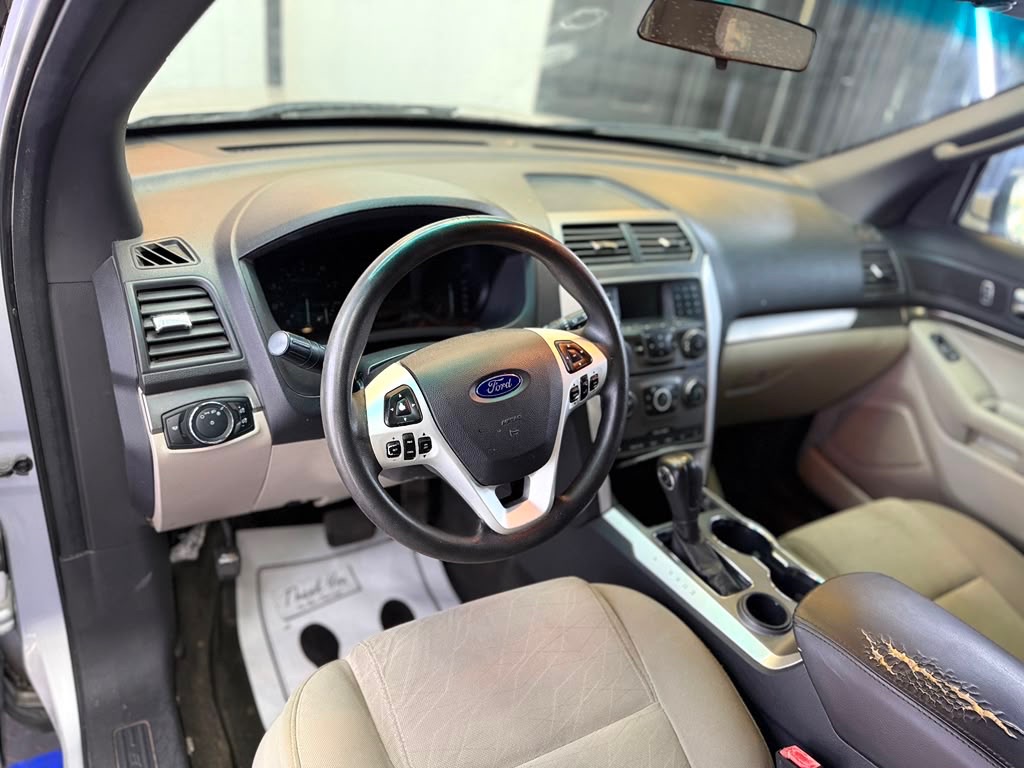Photo 10 of this FORD EXPLORER