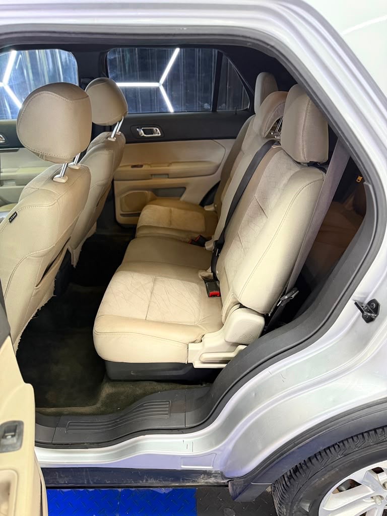 Photo 9 of this FORD EXPLORER