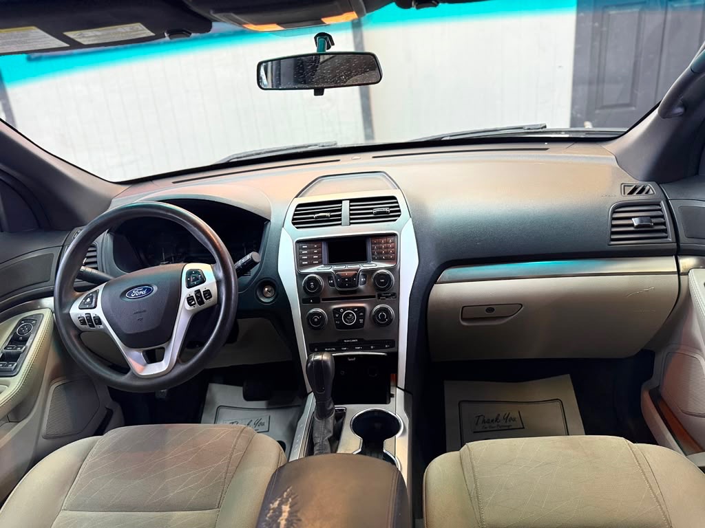 Photo 6 of this FORD EXPLORER