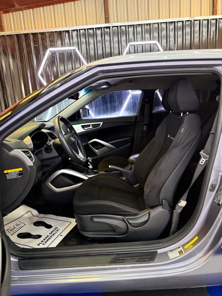 Photo 8 of this HYUNDAI VELOSTER