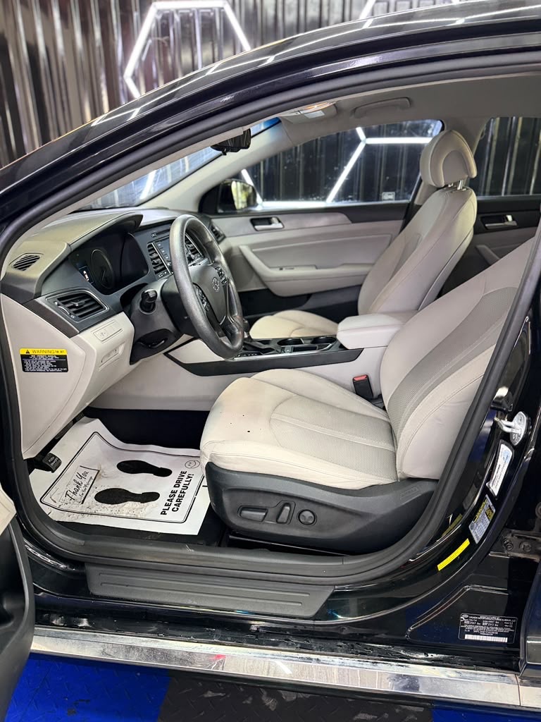 Photo 13 of this HYUNDAI SONATA