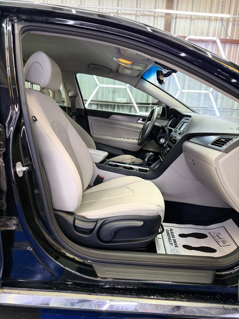 Photo 8 of this HYUNDAI SONATA