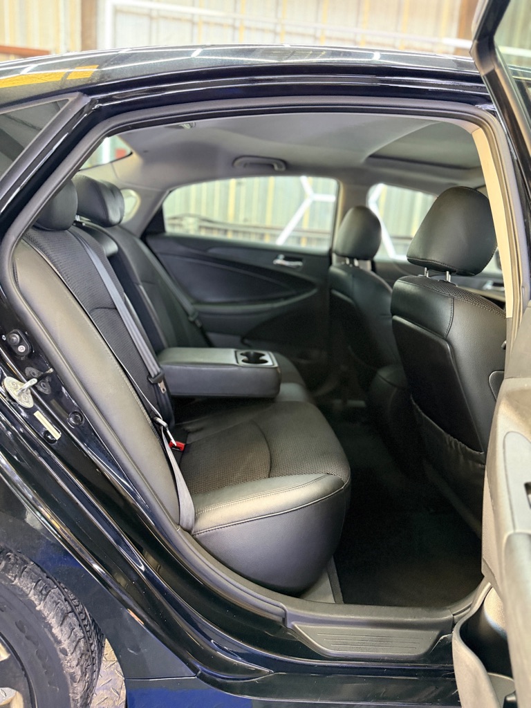 Photo 9 of this HYUNDAI SONATA