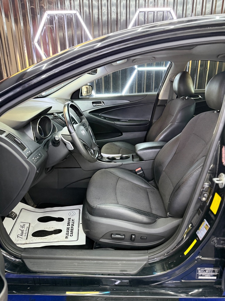Photo 12 of this HYUNDAI SONATA
